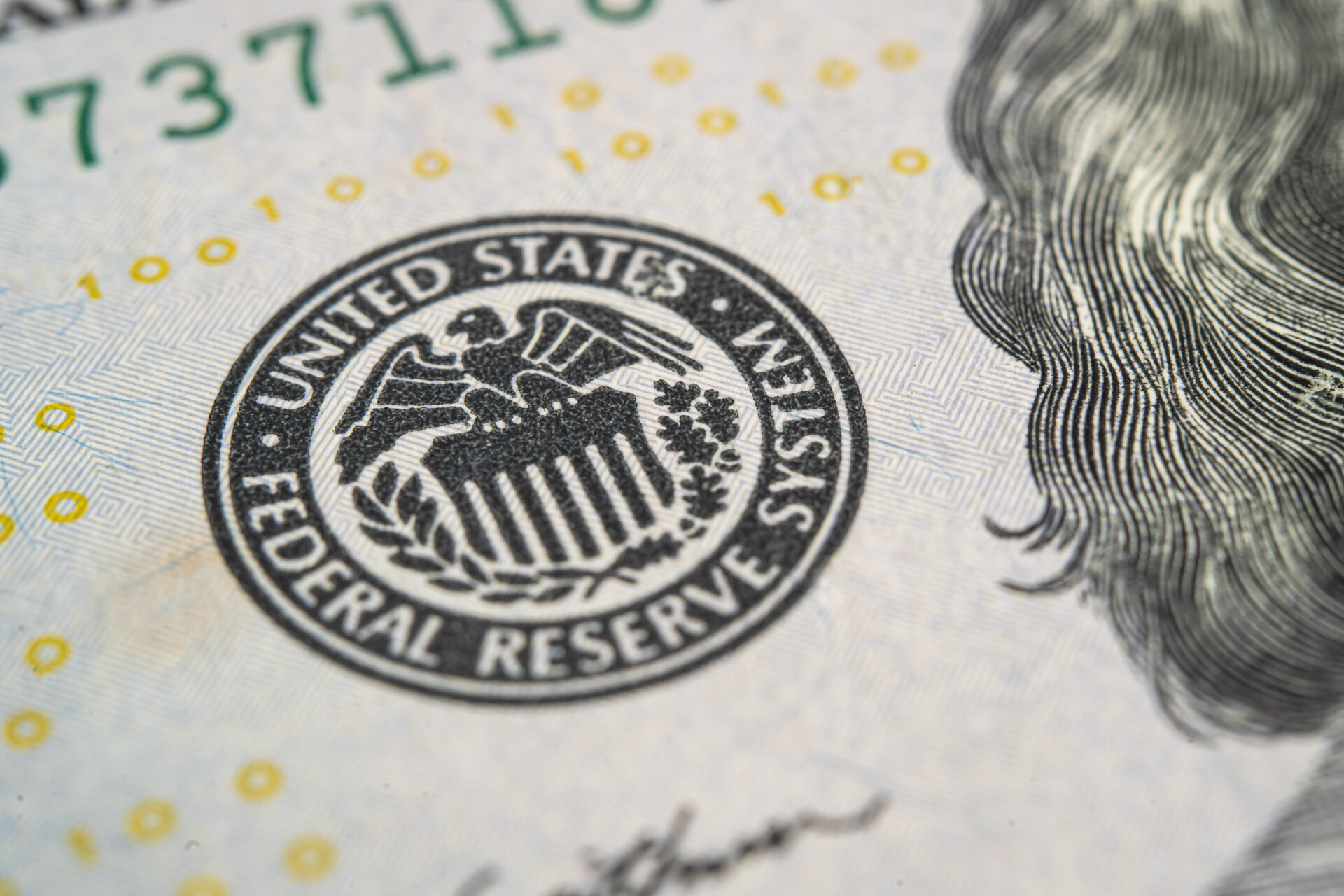 ۴۱. نقش فدرال رزرو در بازار طلا چیست؟